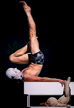 Ein Mann macht Akrobatik