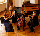 4 MusikerInnen spielen Musik, 1 Klavier, 2 Violinen, 1 Cello
