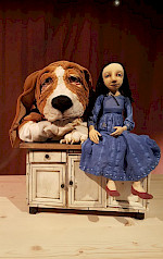 2 Puppenfiguren: Ein großer Hund und ein Mädchen mit blauem Kleid