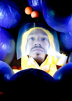 Ein Mann mit Astronaut-Klamotten, um ihn sind die blauen Bubble herum