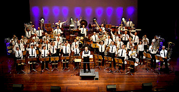 Ein großes Männer-Orchester spielt Blasinstrumente