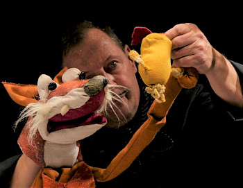 Ein Fuchs-Teddy spielt mit einem Mann