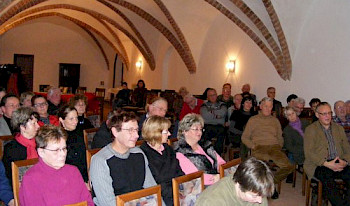 Publikum in mittelalterlichem Gewölbesaal
