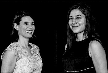 Schwarz-Weiß Bild: 2 Frauen lächeln zusammen miteinander