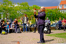 Trompeter spielt open air vor Publikum
