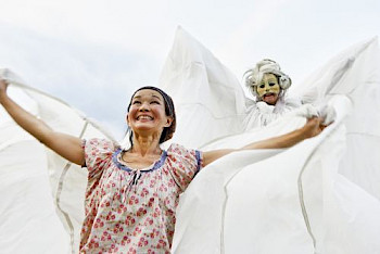 Eine Frau sieht glücklich mit weißen Wäschestücken aus