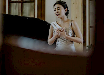 Eine Asiatin singt.