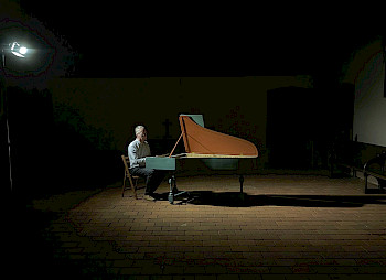 Ein Mann spielt Klavier