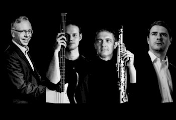 Schwarz-Weiß-Bild: 4 Musiker
