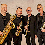 4 Männer von BenSchu - Saxophonquartett mit ihren Saxophonen in Händen