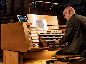 Dirk Elsemann beim Orgelspiel