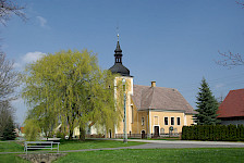 Dorfkirche im Sommer