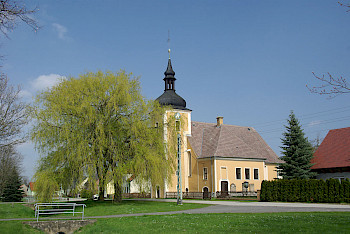 Dorfkirche im Sommer