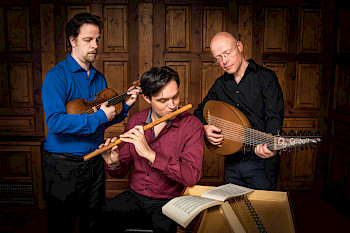 3 Männer musizieren mit mittelalterlichen Instrumenten