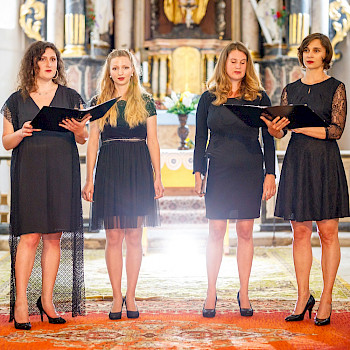 4 Frauen singen in einer Kirche