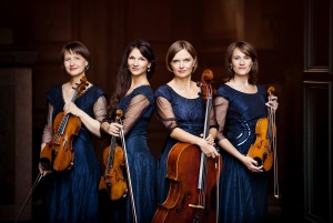 Vier Frauen mit blauen Kleider und Streichinstrumenten in ihren Händen