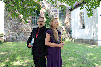 Ein Mann und eine Frau vor einer Kirche