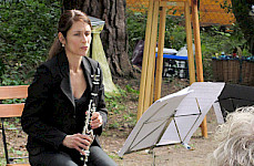 Eine Frau mit Klarinette bei einem Open Air-Auftritt