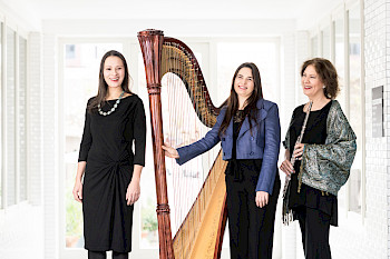 3 Frauen, eine davon mit einer Harfe