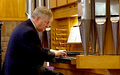 Roman Perucki beim Orgelspiel
