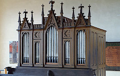 Ein Orgel aus braunem Holz