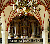 Eine Orgel hinter einer Gewölbedecke