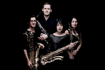 4 MusikerInnen mit ihren Saxophonen in den Händen