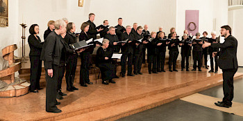 Ein Chor: Die MitgliederInnen tragen schwarzen Klamotten