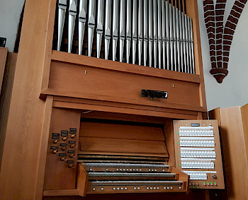 Moderne Orgel in einer Kirche