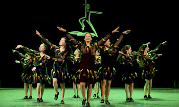 Die Tänzerinnen tanzen auf der grünen Bühne