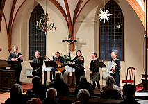 Ein Ensemble spielt Musik in einer Kirche