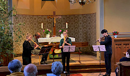 3 Jugendliche spielen Flöten in der Kirche