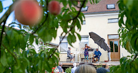 Die MusikerInnen spielen Musik im Garten