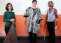 3 MusikerInnen mit ihren Musikinstrumenten: Kanun & Djoze