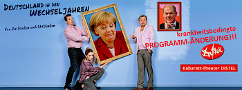Poster «Wahres ist Rares»: 3 Menschen zeigen Poster von Angela Merkel