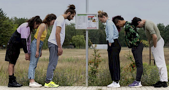 6 Jugendliche halten einen Schild mit ihren Köpfe
