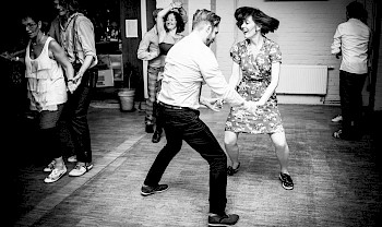 Schwarz-Weiß-Bild: Die Leute tanzen Swing