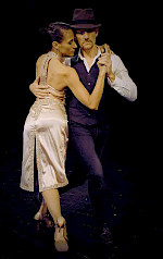 1 Mann und 1 Frau tanzen Tango