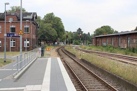 Blick auf Gleise von einem Bahnhof aus