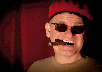 Ein Mann mit einem Cigar auf dem Mund