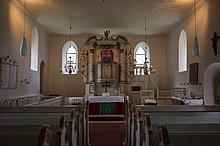 in einer Kirche mit dem Blick auf einen Altar