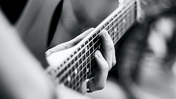 Ein Guitar wird gespielt.