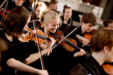 Junge Ensemble spielt Violine