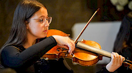Ein Mädchen spielt Violine