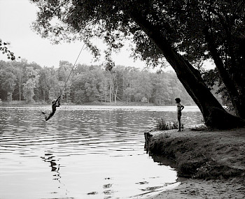 Schwarz-Weiß-Bild: 2 Kinder spielen an dem See