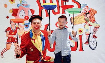 Clown Hops und Hopsi und ein Kind