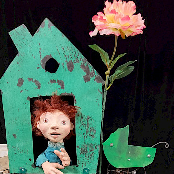 Puppe: Kleine Frau mit Haus und Blume