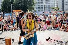 Ein Clown spielt Saxophone