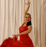 Eine Frau tanzt im roten Kleid