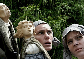 2 Frauen und 2 Statue schauen neugierig in Himmel